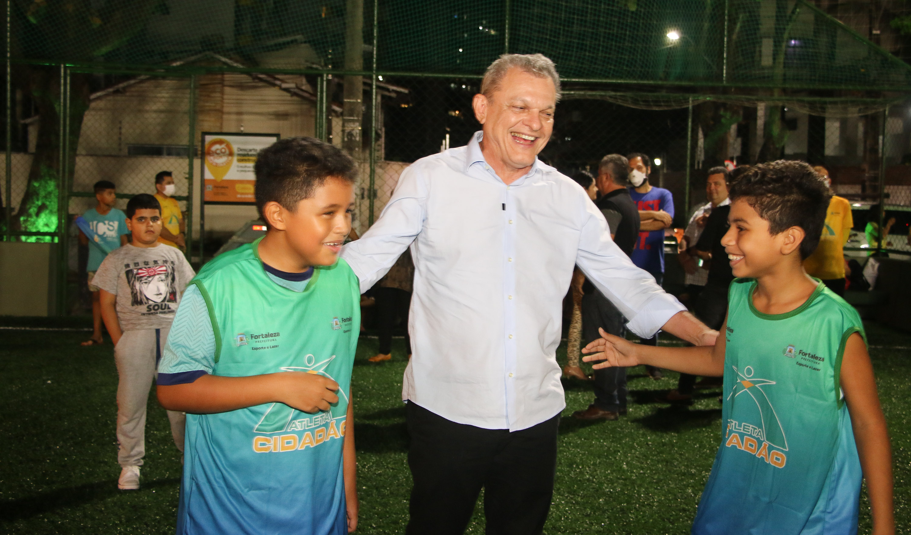 prefeito conversa com dois meninos